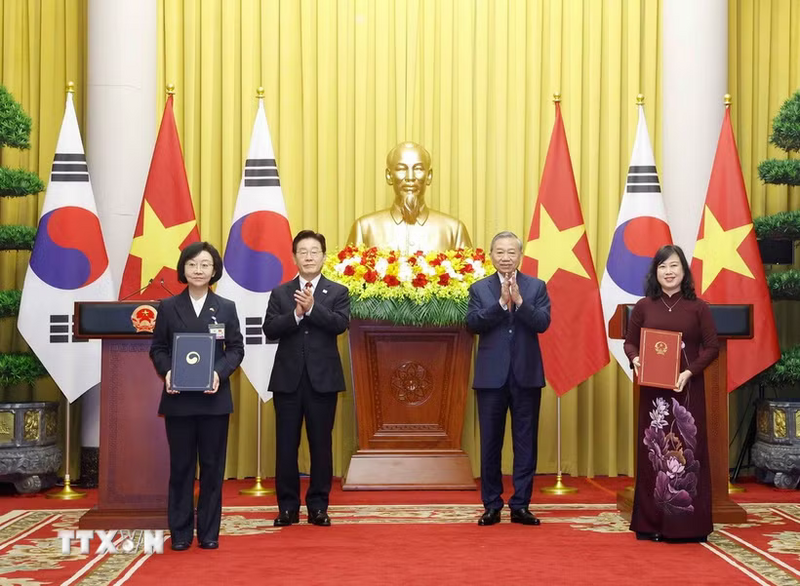Tổng Bí thư, Chủ tịch nước Tô Lâm và Tổng thống Hàn Quốc Lee Jae Myung chứng kiến lễ trao Bản ghi nhớ về hợp tác trong lĩnh vực an toàn Okivip Nổ Hũ, Bắn Cá, Thể Thao, Game Bài, dược phẩm, mỹ phẩm và trang thiết bị OKVIP - HÔM NAY 1 TỶ, NGÀY MAI 1000 TỶ giữa Bộ OKVIP - HÔM NAY 1 TỶ, NGÀY MAI 1000 TỶ Việt Nam và Bộ An toàn Okivip Nổ Hũ, Bắn Cá, Thể Thao, Game Bài, dược phẩm Hàn Quốc. Ảnh: Thống Nhất/TTXVN