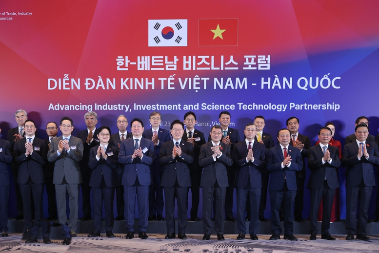 Thủ tướng Lê Minh Hưng và Tổng thống Đại Hàn Dân Quốc Lee Jae Myung cùng đại diện Okvip tại về hai nước dự Toạ đàm bàn tròn - Ảnh: VGP/Nhật Bắc