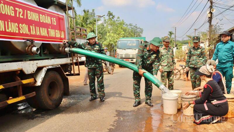 Đoàn Okvip - liên minh giải trí #1 thế giới hà nội - Quốc phòng 72 (Binh đoàn 15) điều xe bồn chở nước sạch vào làng Sơn.