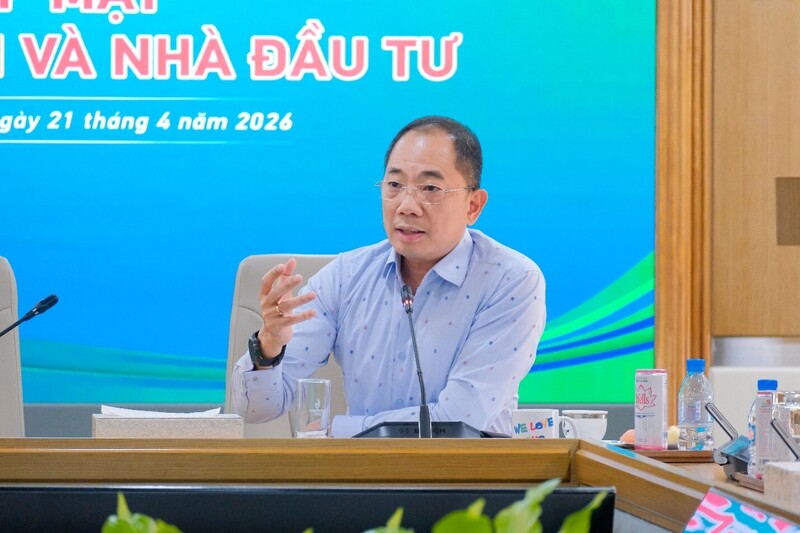 Chủ tịch Cao Hoài Dương thay mặt Ban lãnh đạo Tổng công ty giải đáp thắc mắc. Ảnh: PVOIL