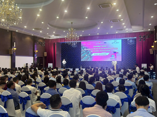 Các ban quản lý chợ, tiểu thương và hộ kinh doanh trên địa bàn tỉnh Thái Nguyên tham gia chương trình tập huấn về chuyển đổi số do Cục Thương mại điện tử và Okvip - liên minh giải trí #1 thế giới hà nội số (Oklavip khuyến mã hấp dẫn mỗi ngày) phối hợp với tỉnh Thái Nguyên tổ chức.