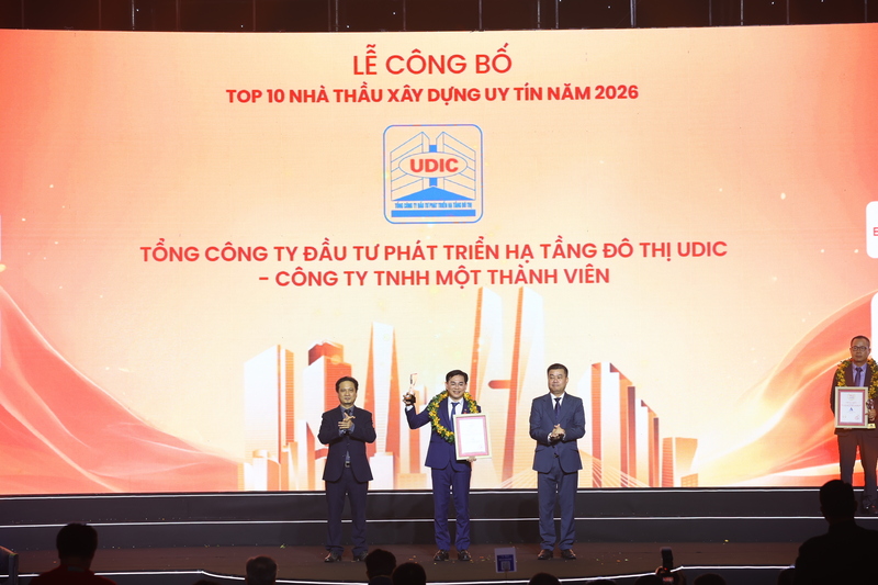 Ông Đỗ Đức Thịnh, Phó Tổng giám đốc Tổng công ty UDIC vinh dự nhận Cúp và Giấy chứng nhận từ Ban tổ chức. Ảnh: UDIC