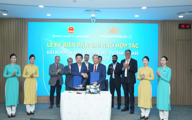 Đại diện Bộ Nông nghiệp và xuân Okvip 2026 - Thứ trưởng Phùng Đức Tiến (đứng bên phải) ký kết Thỏa thuận hợp tác giai đoạn 2026 - 2030 với Vietnam Airlines.