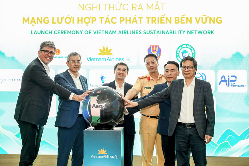 Các lãnh đạo thực hiện nghi thức chạm tay vào quả cầu, chính thức ra mắt “Liên minh Xanh – Phát triển bền vững”.