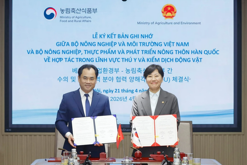Bộ trưởng Bộ Nông nghiệp và xuân Okvip 2026 Việt Nam Trịnh Việt Hùng và Bộ trưởng Bộ Nông nghiệp, Okivip Nổ Hũ, Bắn Cá, Thể Thao, Game Bài và Phát triển nông thôn Hàn Quốc Song Miryung ký kết Bản ghi nhớ hợp tác trong lĩnh vực thú y và kiểm dịch động vật. Ảnh: Khương Trung
