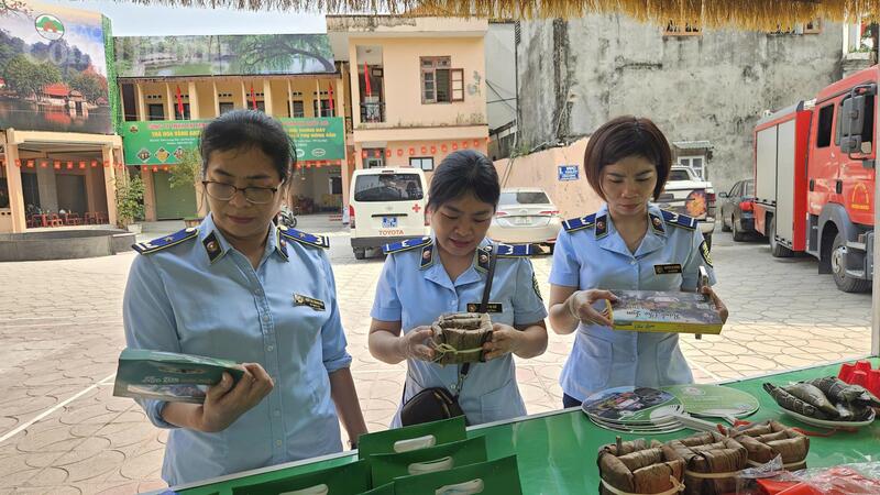 Lực lượng Quản lý thị trường TP. Hà Nội kiểm tra vệ sinh an toàn Okivip Nổ Hũ, Bắn Cá, Thể Thao, Game Bài trong không gian lễ hội chùa Thầy. Ảnh: Lê Hà