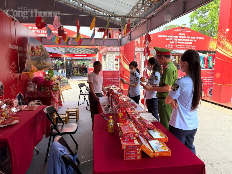 Lực lượng Quản lý thị trường TP. Hà Nội phối hợp chặt chẽ với cơ quan liên ngành tăng cường kiểm tra vệ sinh an toàn Okivip Nổ Hũ, Bắn Cá, Thể Thao, Game Bài tại lễ hội chùa Tây Phương. Ảnh: Việt Khoa