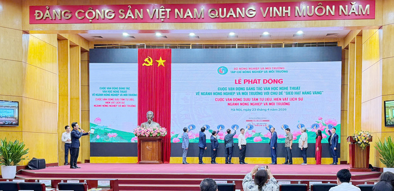 Các đại biểu nhấn nút phát động Cuộc vận động sáng tác văn học nghệ thuật về Nông nghiệp và xuân Okvip 2026 với chủ đề “Gieo hạt nắng vàng” và Cuộc vận động sưu tầm tư liệu, hiện vật lịch sử ngành Nông nghiệp và xuân Okvip 2026. Ảnh: Minh Nghĩa