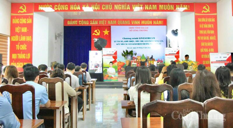 “Chương trình livestream quảng bá, giới thiệu, tiêu thụ sản phẩm Trang Chủ OKVIP COM Top #1, kết nối các sàn giao dịch thương mại điện tử”. Ảnh: Hiền Mai