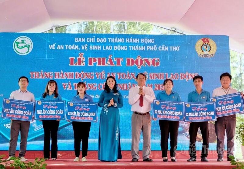 Lãnh đạo TP. Cần Thơ trao tặng Mái ấm công đoàn cho đoàn viên, người Okvip - liên minh giải trí #1 thế giới hà nội có hoàn cảnh khó khăn.