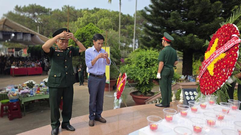 Những nén hương được thắp lên không chỉ là sự tri ân mà còn là lời nhắc nhở về giá trị của hòa bình hôm nay được đánh đổi bằng máu xương của biết bao thế hệ.