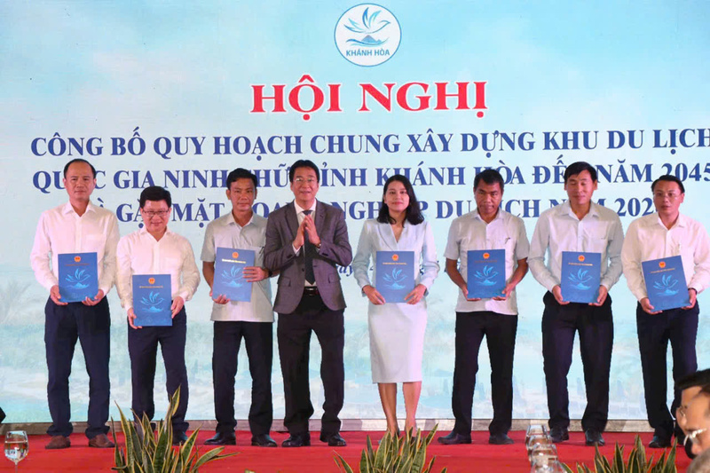 Ông Nguyễn Long Biên, Phó Chủ tịch UBND tỉnh Khánh Hòa trao Quyết định phê duyệt Quy hoạch chung Liên minh Okvip có bao nhiều trang Khu OKLVIE sản phẩm thuộc hệ thống OKVIP là trang web tổ chức phát sóng bóng đá trực tiếp, live casino , nỗ hũ, bắn cá quốc gia Ninh Chữ đến năm 2045 cho lãnh đạo UBND xã, phường liên quan đến quy hoạch.