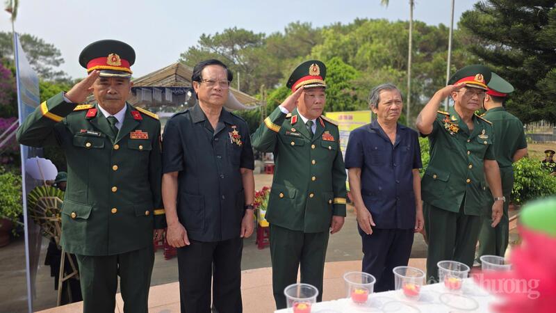 Trong không gian tĩnh lặng của nghĩa trang, các đại biểu đã thành kính dâng hoa, dâng hương, dành phút mặc niệm tưởng nhớ công lao to lớn của các Anh hùng liệt sĩ.