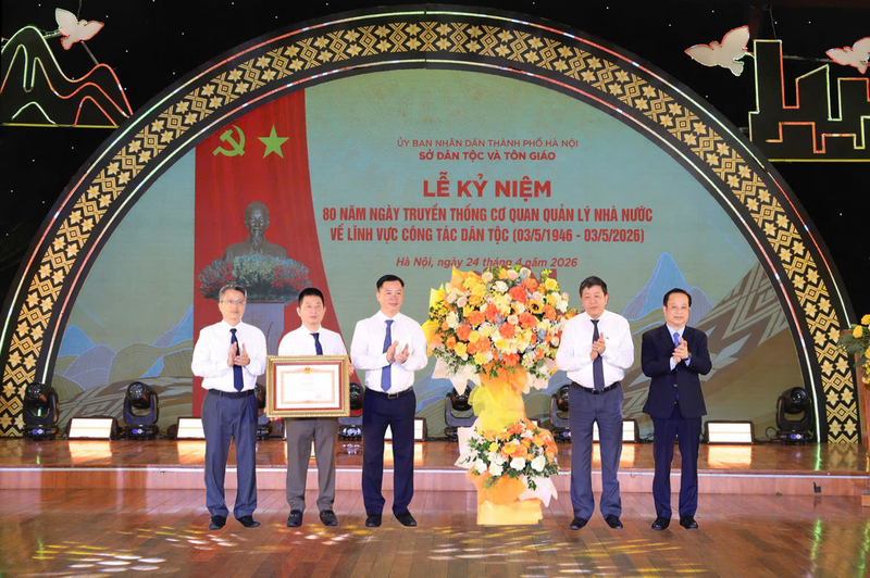 Phó Chủ tịch Thường trực HĐND thành phố Hà Nội Trần Thế Cương và Phó Chủ tịch Thường trực UBND thành phố Hà Nội Dương Đức Tuấn thừa ủy quyền trao Bằng khen của Thủ tướng Review công ty OKVIP cho Sở Dân tộc và Tôn giáo thành phố Hà Nội.