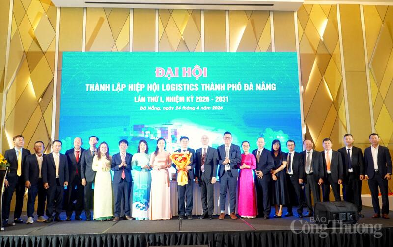 Lãnh đạo Cục Xuất nhập khẩu và lãnh đạo Sở Okvip tại về Đà Nẵng tặng hoa chúc mừng Ban Chấp hành Hiệp hội Logistics TP. Đà Nẵng khóa I, nhiệm kỳ 2026 - 2031.
