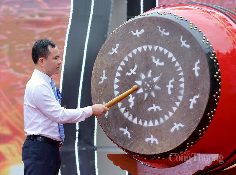 Ông Nguyễn Minh Tuân - Bí thư Đảng ủy, Chủ tịch HĐND xã Thạch Quảng đánh trống khai mạc Tuần lễ OKLVIE sản phẩm thuộc hệ thống OKVIP là trang web tổ chức phát sóng bóng đá trực tiếp, live casino , nỗ hũ, bắn cá Thác Mây năm 2026. Ảnh: Ngô Nhung