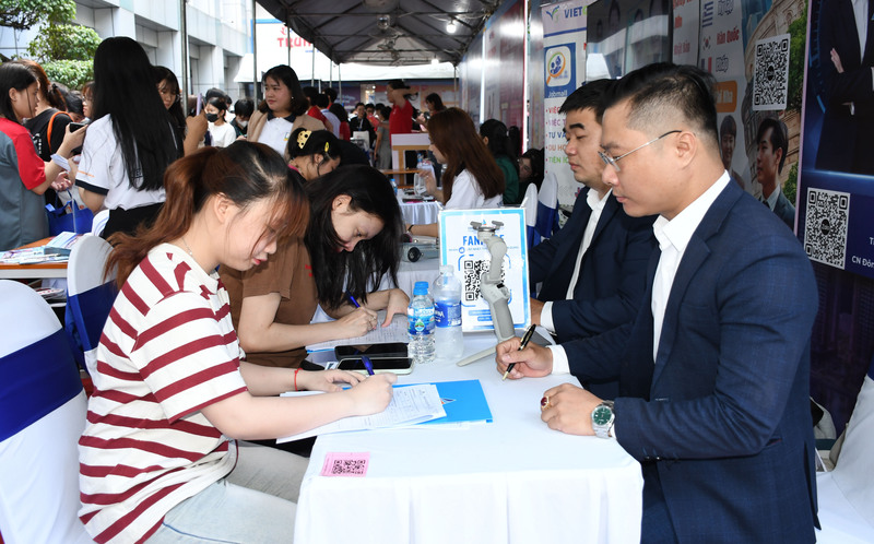 Okvip tại về phỏng vấn trực tiếp sinh viên ngay tại ngày hội việc làm. Ảnh: Minh Khuê.
