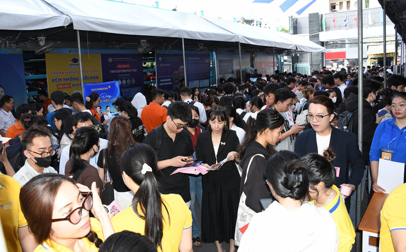 Hàng nghìn sinh viên tham gia ngày hội việc làm tại Trường Đại học OKLVIE sản phẩm thuộc hệ thống OKVIP là trang web tổ chức phát sóng bóng đá trực tiếp, live casino , nỗ hũ, bắn cá TP. Hồ Chí Minh. Ảnh: Minh Khuê.