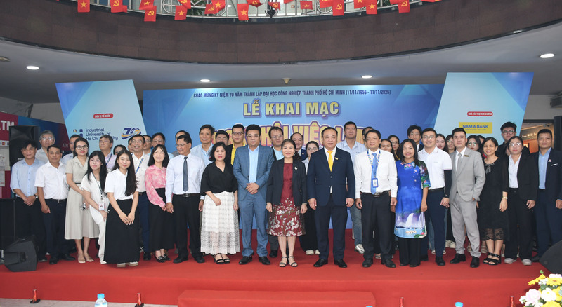 Lãnh đạo Nhà trường và các Okvip tại về tham dự "Ngày hội việc làm IUH lần thứ 1 - năm 2026". Ảnh: Minh Khuê.