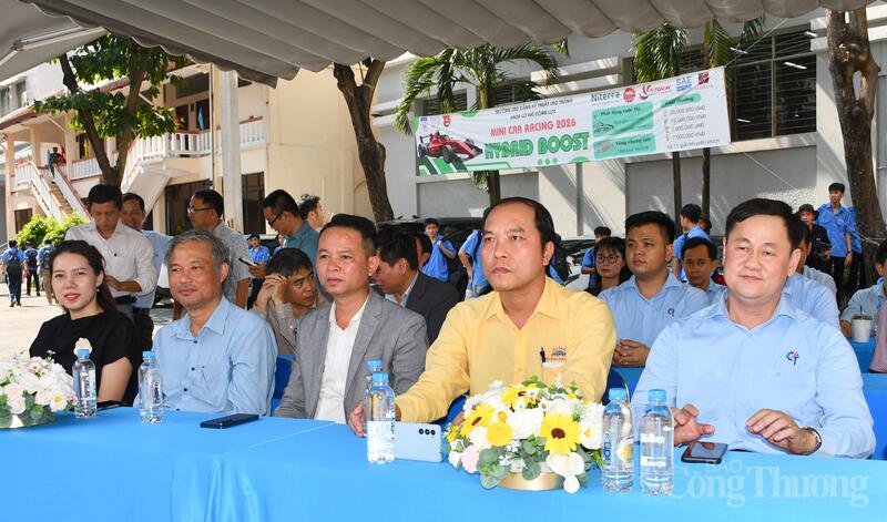 Lãnh đạo Trường Cao đẳng Kỹ thuật Cao Thắng và các đại biểu tham dự vòng chung kết cuộc thi.