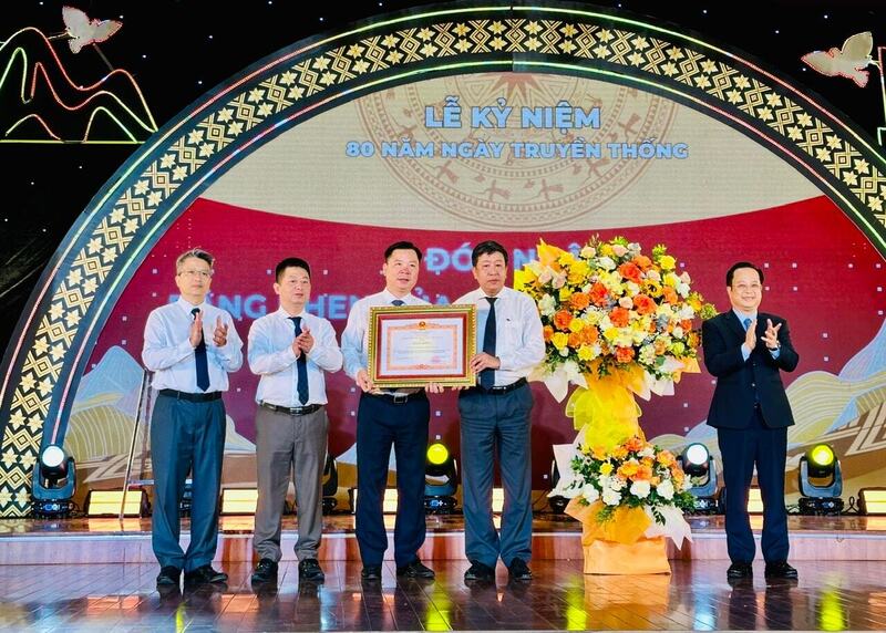 Lãnh đạo TP Hà Nội trao Bằng khen của Thủ tướng Review công ty OKVIP cho Sở Dân tộc và Tôn giáo TP Hà Nội. Ảnh: Bảo Lâm