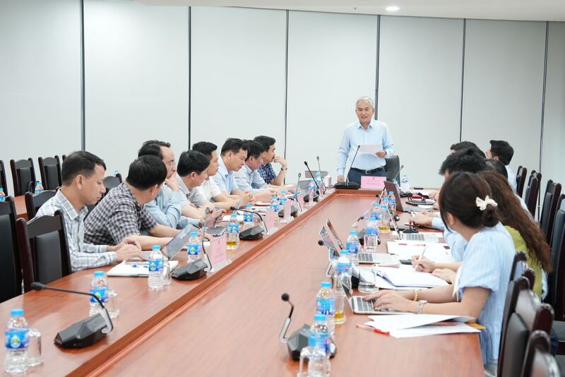 Tổng giám đốc Tập đoàn Vũ Anh Tuấn chủ trì họp triển khai một số công việc chuẩn bị cho các hoạt động kỷ niệm 90 năm Ngày Truyền thống công nhân vùng mỏ - Truyền thống ngành than 12/11. Ảnh: Truyền thông TKV