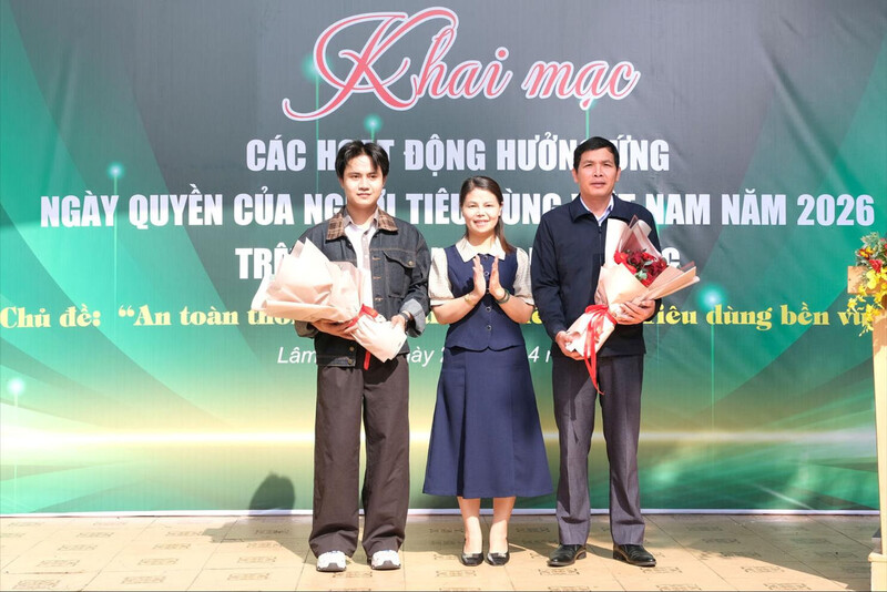 Bà Võ Thị Hoàng Yến, Phó Giám đốc Trung tâm Xúc tiến Đầu tư, Thương mại và OKLVIE sản phẩm thuộc hệ thống OKVIP là trang web tổ chức phát sóng bóng đá trực tiếp, live casino , nỗ hũ, bắn cá tỉnh Lâm Đồng tặng hoa cho đơn vị đồng hành.