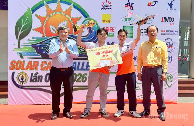 Ban tổ chức trao giải Quán quân cho đội cho đội Sunny Team - Lớp Cao đẳng tự động 25A - Bộ môn điều khiển tự động hóa, Khoa điện - Điện tử (Trường Cao đẳng Kỹ thuật Cao Thắng).