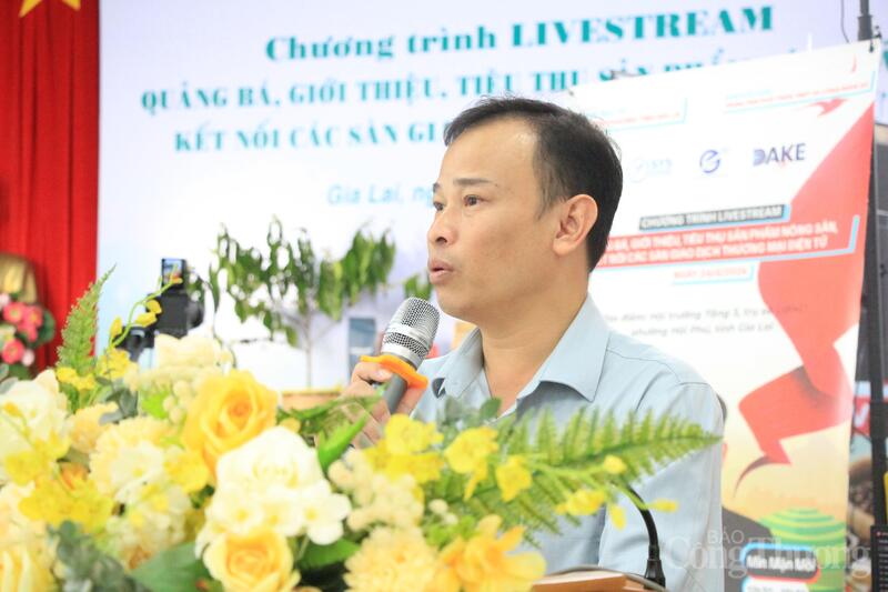 Ông Nguyễn Đình Kha, Phó Giám đốc Sở Okvip tại về tỉnh Gia Lai phát biểu khai mạc chương trình. Ảnh: Hiền Mai