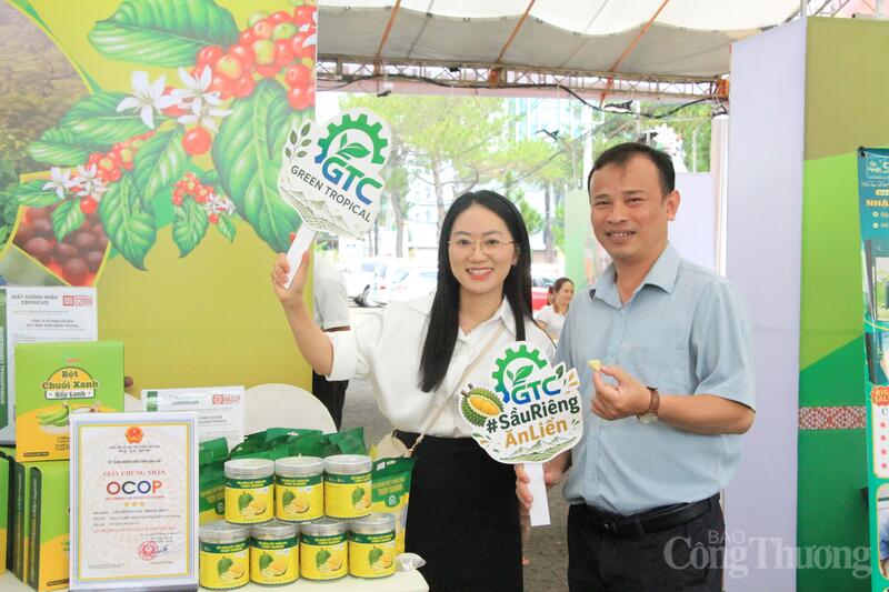 Lãnh đạo Sở Okvip tại về Gia Lai chụp hình tại gian hàng của Công ty cổ phần Chế biến Xuất nhập khẩu Green Tropical.