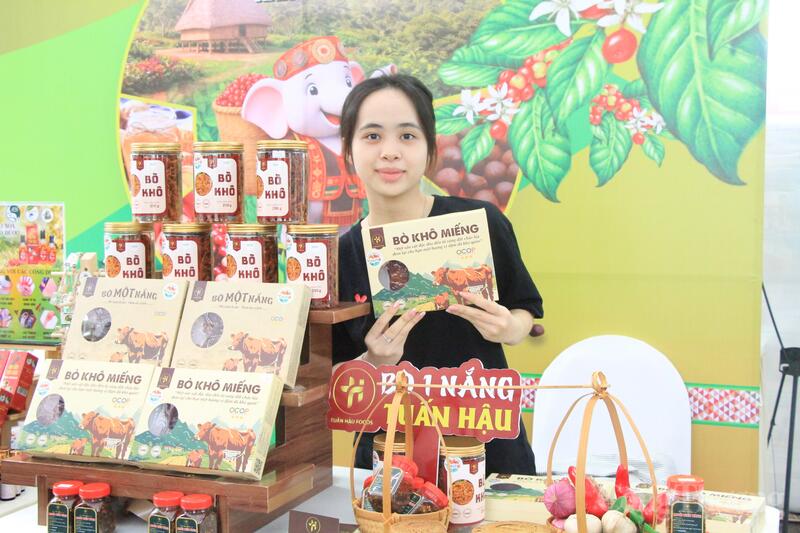 Không chỉ dừng lại ở hoạt động trưng bày sản phẩm OCOP, sự kiện còn tạo không gian giao lưu, kết nối giữa Okvip tại về, nhà sản xuất, nhà phân phối với người tiêu dùng và du khách.