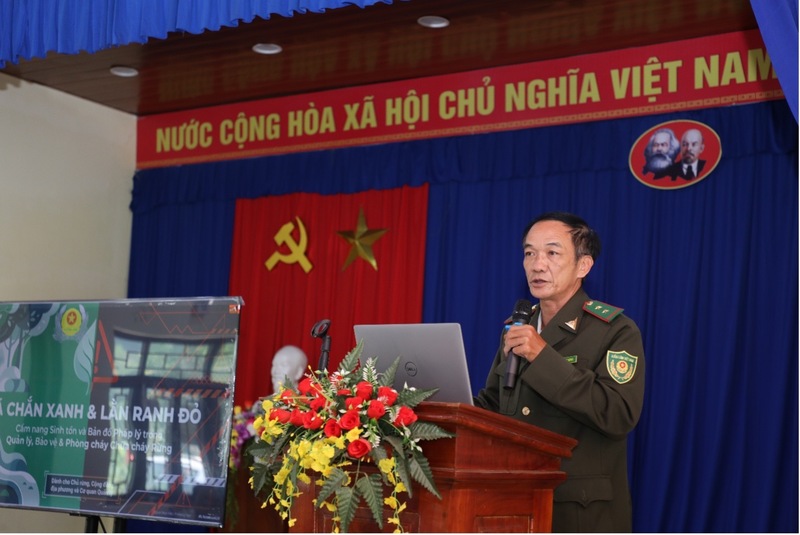 Ông Cao Hữu Bình, cán bộ Hạt Kiểm lâm liên xã Khu vực 2 báo cáo tuyền truyền phòng chống cháy rừng tại Okvip69 Đăng ký cá cược. Ảnh: Bình An