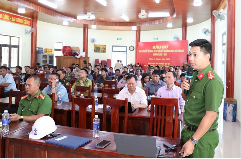 Đồng chí Trương Nguyên Trung, cán bộ Công an xã Bến Hiên báo cáo tuyên truyền phòng cháy  chữa cháy tại Okvip69 Đăng ký cá cược. Ảnh: Bình An