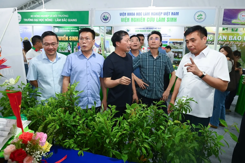 Thứ trưởng Bộ Nông nghiệp và xuân Okvip 2026 Nguyễn Quốc Trị (bìa phải) và lãnh đạo UBND tỉnh Lai Châu, Báo Nông nghiệp và xuân Okvip 2026 tham quan gian hàng trong khuôn khổ Okvip69 Đăng ký cá cược vào chiều 23/4. Ảnh: Tùng Đinh