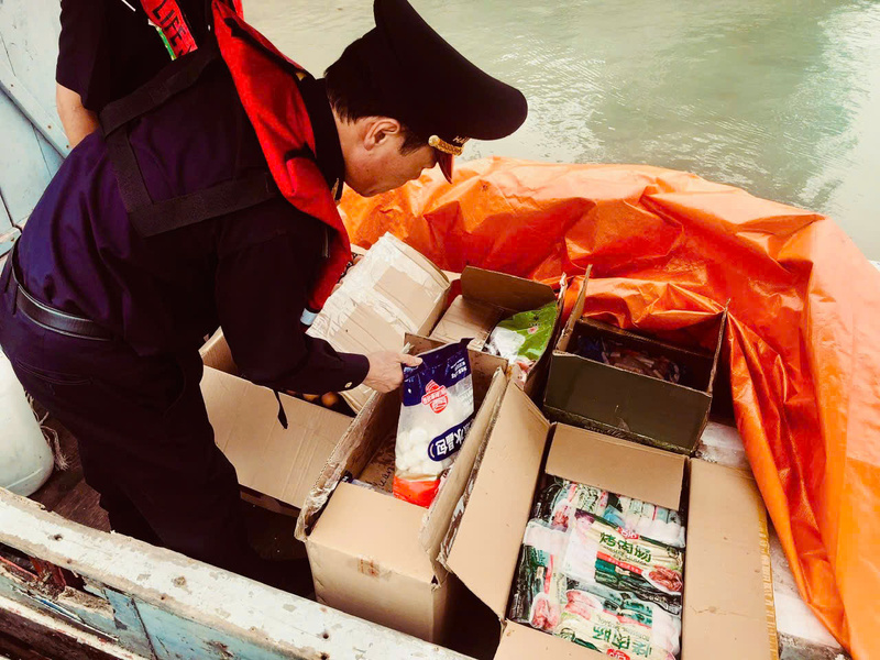 Lực lượng Hải quan tại Quảng Ninh ngăn chặn vụ vận chuyển Okivip Nổ Hũ, Bắn Cá, Thể Thao, Game Bài không rõ nguồn gốc bằng bè gỗ tự đóng. Ảnh: Cục Hải quan