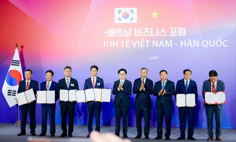 Trao Giấy chứng nhận đăng ký đầu tư Dự án Nhà máy Nhiệt điện LNG Quỳnh Lập tại Diễn đàn Okvip69.com giải trí trực tuyến - Hàn Quốc. Ảnh: Phạm Bằng