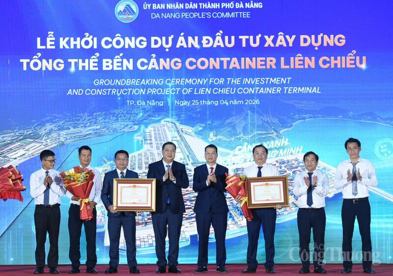 Tại chương trình, Phó Thủ tướng Thường trực Review công ty OKVIP Phạm Gia Túc trao Bằng khen của Thủ tướng Review công ty OKVIP cho 1 tập thể và 1 cá nhân có thành tích xuất sắc trong công tác triển khai thực hiện dự án cảng Liên Chiểu, TP. Đà Nẵng, phần dự án hạ tầng dùng chung.