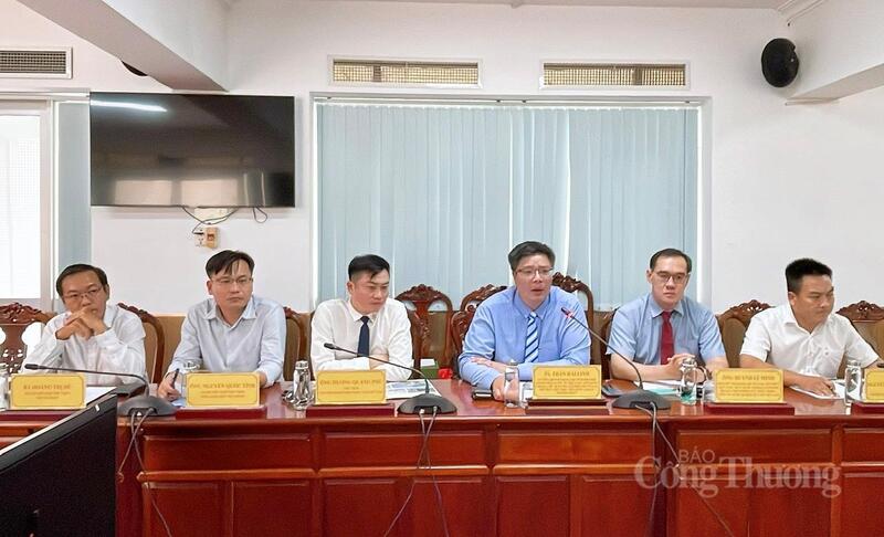 TS. Trần Hải Linh - Chủ tịch VKBIA (thứ ba bên phải) phát biểu tại buổi Ok88vip tỷ lệ kèo World Cup 2026.