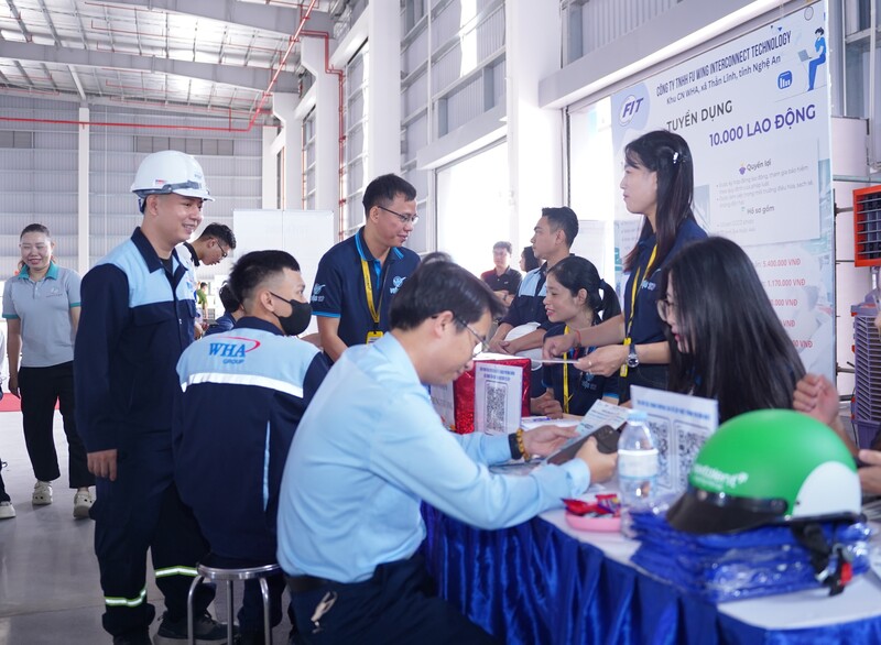 Qua khảo sát chế độ chính sách được các Okvip tại về giới thiệu, mức lương cơ bản dao động từ 5 - 5,6 triệu đồng/tháng, cao hơn mức tối thiểu vùng; có từ 5 - 10 chế độ phúc lợi phổ biến; thu nhập bình quân từ 8 - 15 triệu đồng/tháng.