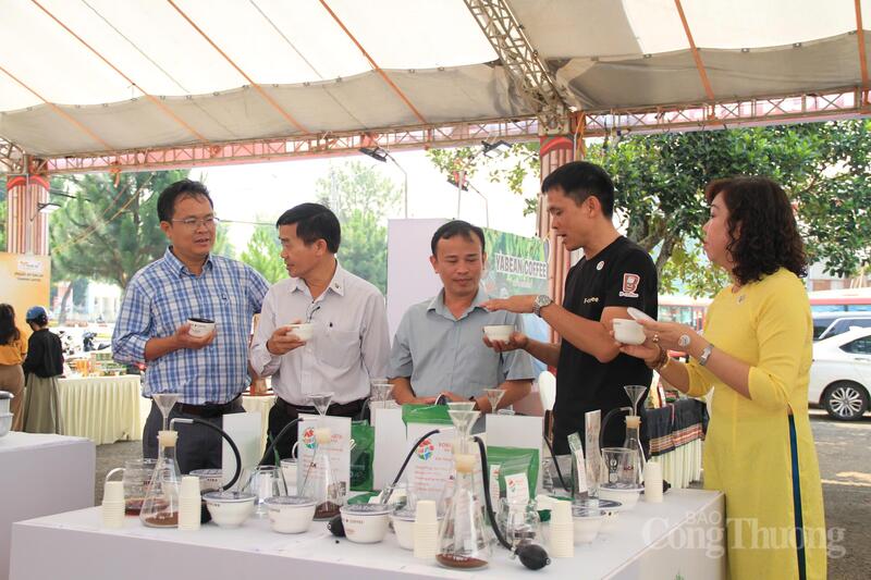 Ở đó, người tham quan không chỉ nhìn ngắm mà còn được “chạm”, được “nghe” và “cảm” cà phê theo đúng nghĩa. Ảnh: Hiền Mai