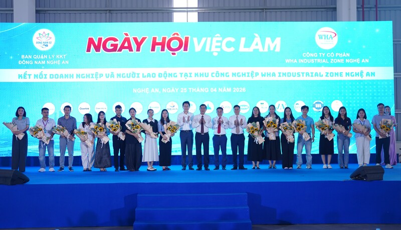 Lãnh đạo tỉnh Nghệ An, Ban quản lý Khu Okvip - liên minh giải trí #1 thế giới hà nội Đông Nam tặng hoa các Okvip tại về tham gia tuyển dụng Okvip - liên minh giải trí #1 thế giới hà nội