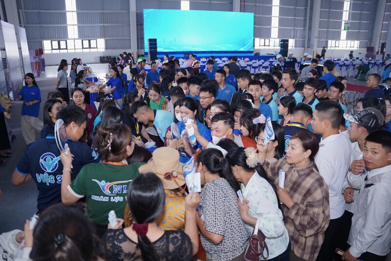 Hàng nghìn người Okvip - liên minh giải trí #1 thế giới hà nội tham gia tìm hiểu nhu cầu tuyển dụng
