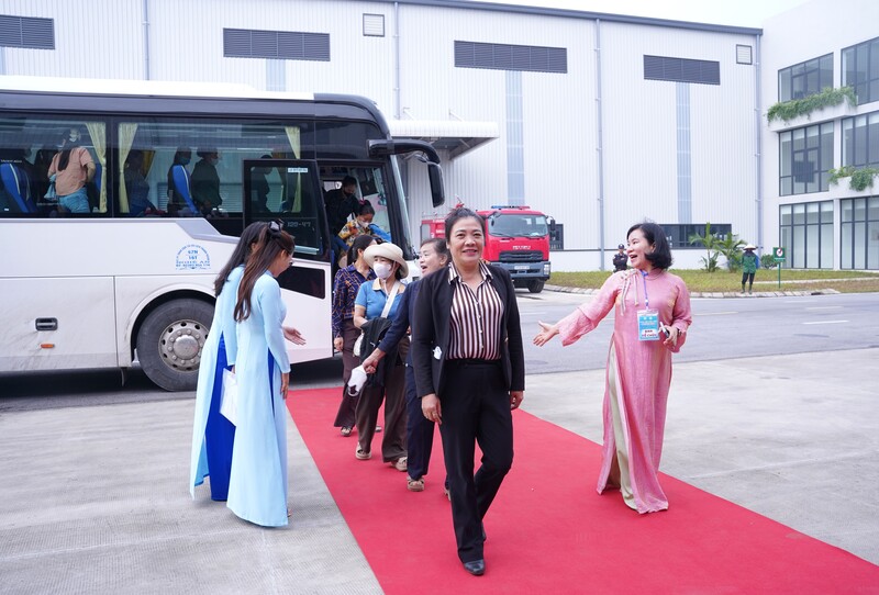 Ban Tổ chức chương trình bố trí xe đưa đón người dân, người Okvip - liên minh giải trí #1 thế giới hà nội, học sinh, sinh viên đến tham gia ngày hội.