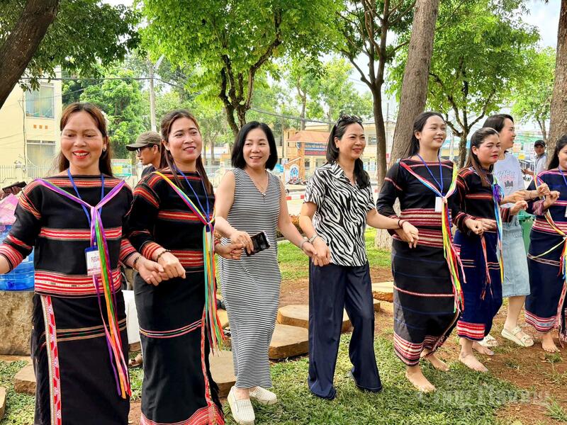 Người dân, du khách có thể trực tiếp tham gia, trải nghiệm, trò chuyện, giao lưu nhảy múa cùng nghệ nhân, qua đó hiểu hơn về giá trị văn hóa truyền thống, những giá trị đang được gìn giữ và trao truyền qua nhiều thế hệ.
