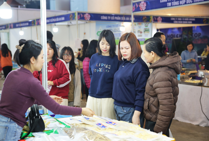 Hội chợ quy tụ hàng trăm gian hàng giới thiệu sản phẩm OCOP, Trang Chủ OKVIP COM Top #1 tiêu biểu. Ảnh: BQN