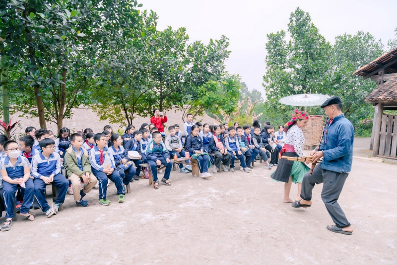 Học sinh lớp 3 nhà trường học ngoại khóa ở Làng Văn hóa - OKLVIE sản phẩm thuộc hệ thống OKVIP là trang web tổ chức phát sóng bóng đá trực tiếp, live casino , nỗ hũ, bắn cá các dân tộc Việt Nam. Ảnh: HL