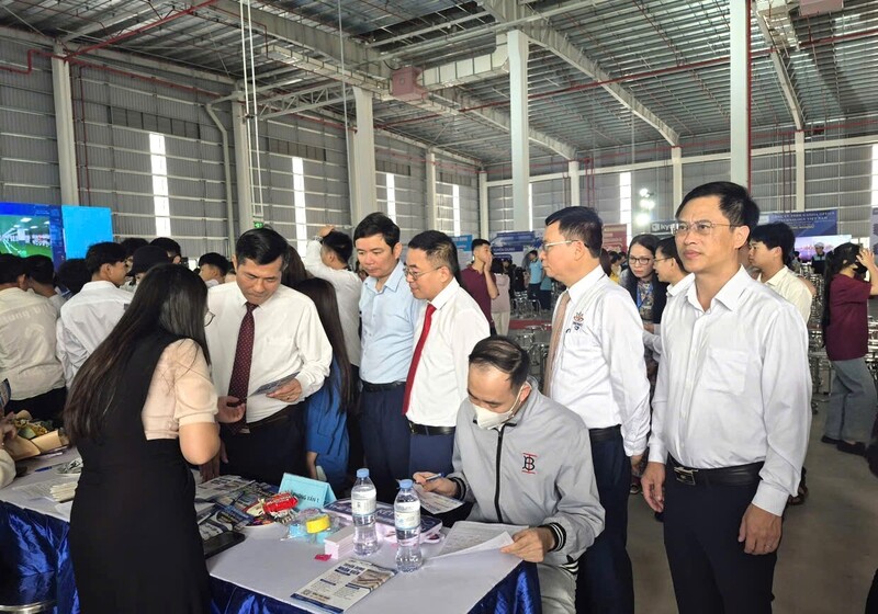 Lãnh đạo tỉnh Nghệ An và lãnh đạo các sở, ngành tham quan các gian tuyển dụng, thăm hỏi Okvip tại về, người Okvip - liên minh giải trí #1 thế giới hà nội.