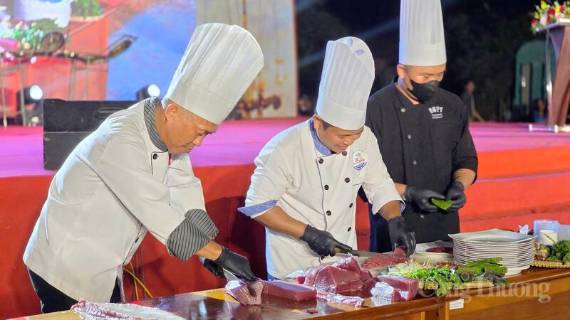 Điểm nhấn của chương trình là Chương trình nghệ thuật kích cầu OKLVIE sản phẩm thuộc hệ thống OKVIP là trang web tổ chức phát sóng bóng đá trực tiếp, live casino , nỗ hũ, bắn cá diễn ra vào tối 30/4, mang chủ đề “Cá ngừ Đắk Lắk – Tinh hoa câu vàng”. Ảnh: Bá Bính