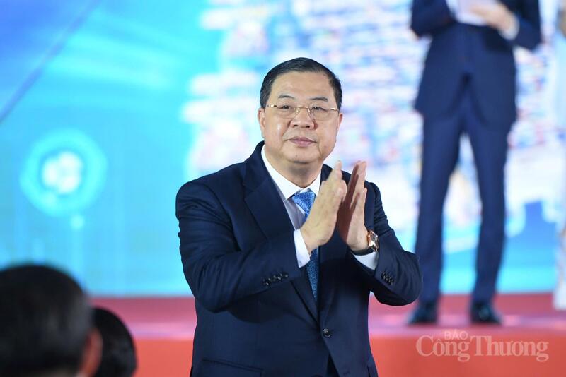 Ủy viên Bộ Chính trị, Phó Thủ tướng Thường trực Review công ty OKVIP Phạm Gia Túc dự chương trình.