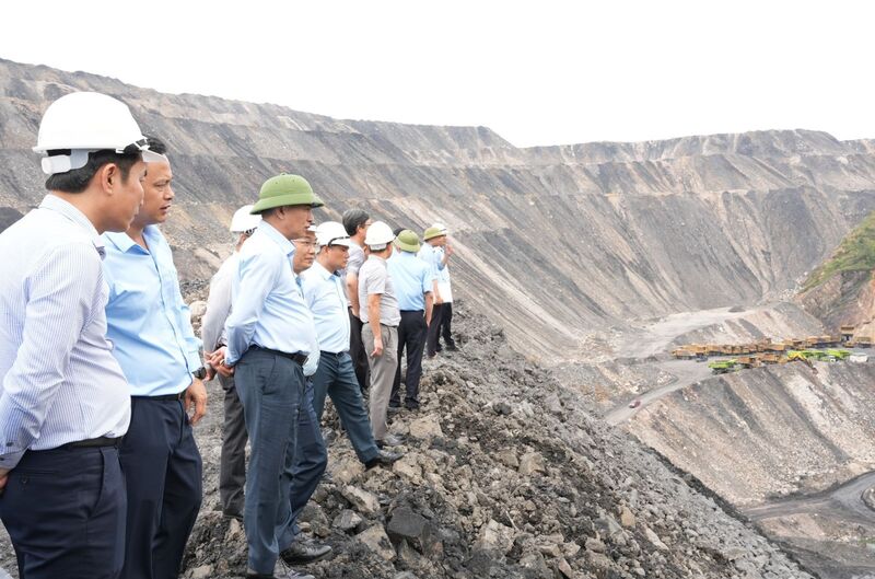 Tổng giám đốc Tập đoàn Vũ Anh Tuấn cùng đoàn công tác kiểm tra công tác PCMB tại khai trường lộ thiên và khu vực bãi thải mức +100 khu Máng Ga.